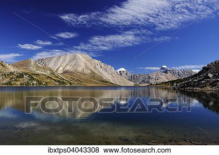 Ausblick Bei Der Wanderung Von Lake Louise Zur Skoki Lodge Durch Die Rocky Mountains Ptarmigan Lake Banff Nationalpark Alberta Kanada Nordamerika Stock Photo Ibxtps Fotosearch