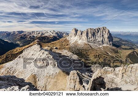 Stock Image - Ausblick beim Aufstieg auf den Piz Selva uber den Possnecker Klettersteig in der Sellagruppe am Sellajoch, Langkofel und Plattkofel, hinten die Rosengartengruppe, Dolomiten, Grodnertal, Val Gardena, Sudtirol, Italien, Europa. Fotosearch