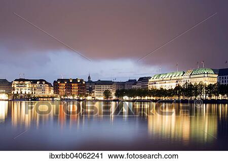 Ausblick Uber Die Binnenalster Auf Reprasentative Kontorhauser Hotels Und Geschaftshauser Am Jungfernstieg Hamburg Deutschland Europa Stock Image Ibxrbb Fotosearch
