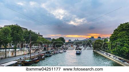 Stock Photo - Ausblick uber die Seine bei Sonnenuntergang, Schiffe, Paris, Ile-de-France, Frankreich, Europa. Fotosearch