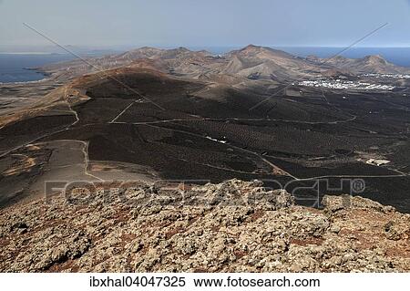 Ausblick vom der Kette Montana de Guardilama nach Suden auf das Weinanbaugebiet La Geria und, von links, Los Ajaches, Atalaya de Femes, El Rubicon, hinten rechts Uga und Yaiza, Lanzarote, Kanarische Inseln, Spanien, Europa View Large Photo Image Stock Photography - Ausblick vom der Kette Montana de Guardilama nach Suden auf das Weinanbaugebiet La Geria und, von links, Los Ajaches, Atalaya de Femes, El Rubicon, hinten rechts Uga und Yaiza, Lanzarote, Kanarische Inseln, Spanien, Europa. Fotosearch