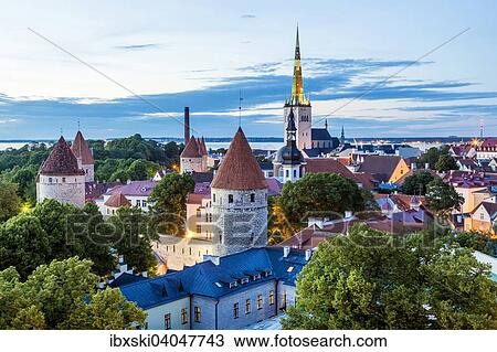 Stock Image - Ausblick vom Domberg auf die Unterstadt, Altstadt mit der Olaikirche oder Oleviste kirik, und den Turmen der Stadtmauer in der blauen Stunde, Tallinn, Estland, Europa. Fotosearch