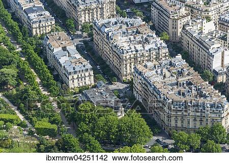 Stock Image - Ausblick vom Eiffelturm auf Hauser und Strassen, Stadtviertel Arrondissement du Palais Bourbon, Paris, Ile-de-France, Frankreich, Europa. Fotosearch