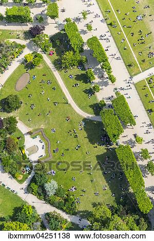 Stock Photo - Ausblick vom Eiffelturm auf Parc du Champ de Mars, Paris, Ile-de-France, Frankreich, Europa. Fotosearch
