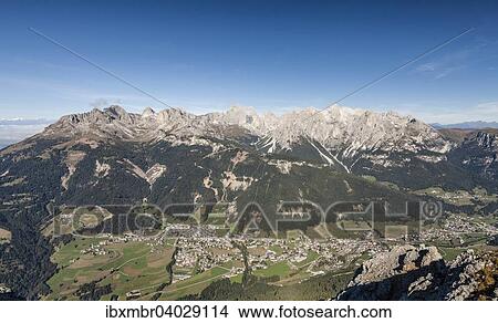 Picture - Ausblick vom Gipfel der Cima Dodici, Sas da le Doudesh im Val San Nicolo im Fassatal, hinten die Rosengartengruppe, unten das Fassatal mit der Ortschaft Vigo di Fassa und Pozza di Fassa, Dolomiten, Trentino, Trentino-Alto Adige, Italien, Europa. Fotosearch