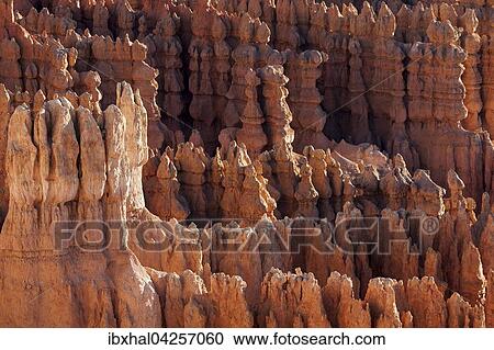 Stock Image - Ausblick vom Inspiration Point auf farbige Gesteinsformationen im Bryce Amphitheater, Hoodoos, Morgenlicht, Bryce Canyon Nationalpark, Utah, USA, Nordamerika. Fotosearch