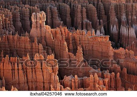 Ausblick vom Inspiration Point auf farbige Gesteinsformationen im Bryce Amphitheater, Hoodoos, Morgenlicht, Bryce Canyon Nationalpark, Utah, USA, Nordamerika View Large Photo Image Stock Photograph - Ausblick vom Inspiration Point auf farbige Gesteinsformationen im Bryce Amphitheater, Hoodoos, Morgenlicht, Bryce Canyon Nationalpark, Utah, USA, Nordamerika. Fotosearch