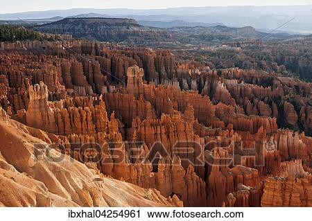 Stock Image - Ausblick vom Inspiration Point in das Amphitheater mit farbigen Gesteinsformationen, Hoodoos, Morgenlicht, Bryce Canyon Nationalpark, Utah, USA, Nordamerika. Fotosearch
