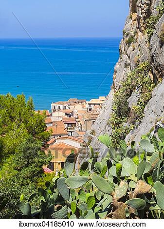 Stock Image - Ausblick vom Kalkfelsen Rocca di Cefalu auf die Altstadt, Cefalu, Provinz Palermo, Sizilien, Italien, Europa. Fotosearch
