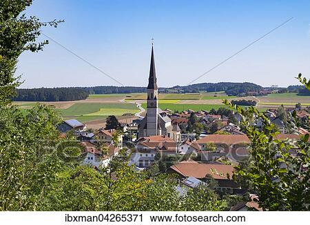 Stock Image - Ausblick vom Kalvarienberg uber Palling, Rupertiwinkel, Oberbayern, Bayern, Deutschland, Europa. Fotosearch