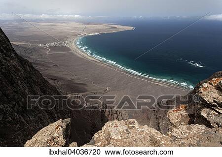 Ausblick vom Mirador del Bosquecillo, Risco de Famara, auf Famara Strand, Playa de Famara mit La Calaeta, Ferienanlage Famara und El Jable, Lanzarote, Kanarische Inseln, Spanien, Europa View Large Photo Image Stock Image - Ausblick vom Mirador del Bosquecillo, Risco de Famara, auf Famara Strand, Playa de Famara mit La Calaeta, Ferienanlage Famara und El Jable, Lanzarote, Kanarische Inseln, Spanien, Europa. Fotosearch