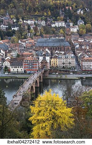 Stock Image - Ausblick vom Philsophenweg auf Neckar, Alte Brucke, auch Carl-Theodor-Brucke und Altstadt mit Heiliggeistkirche im Herbst, Heidelberg, Baden- Wurttemberg, Deutschland, Europa. Fotosearch