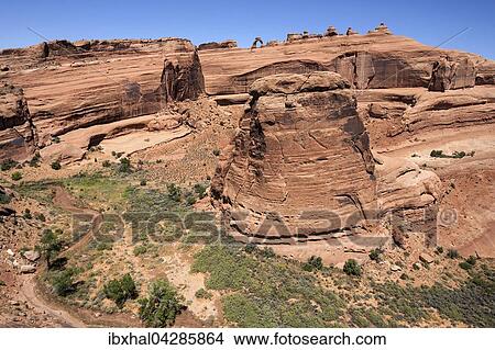 Picture - Ausblick vom upper Delicate Arch Viewpoint auf Felsformationen, hinten Delicate Arch, Arches National Park, Utah, USA, Nordamerika. Fotosearch