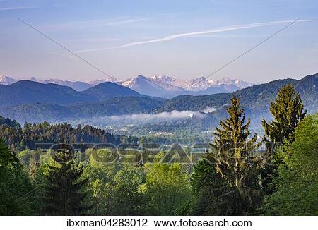 Stock Image - Ausblick von Sonntratn oder Sonntraten bei Gaissach uber Isartal, hinten Karwendel- und Wettersteingebirge, Isarwinkel, Oberbayern, Bayern, Deutschland, Europa. Fotosearch