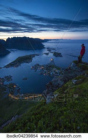 Picture - Aussicht vom Reinebringen, Reinebriggen, auf Reine und den Reinefjord mit Bergen, bei Mitternachtssonne, Moskenes, Moskenesoy, Lofoten, Norwegen, Europa. Fotosearch