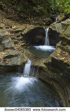 Stock Image - Bachlauf mit Kaskaden, Gumpen im Fels, Provinz Puntarenas, Costa Rica, Nordamerika. Fotosearch