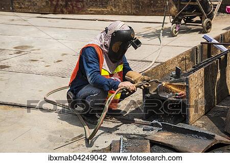 Bauarbeiter schweisst an einem Stahltrager auf einer Baustelle, Bangkok, Thailand, Asien View Large Photo Image Stock Image - Bauarbeiter schweisst an einem Stahltrager auf einer Baustelle, Bangkok, Thailand, Asien. Fotosearch