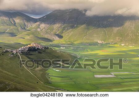 Bergdorf Castelluccio di Norcia, Piano Grande, Nationalpark Monti Sibillini, Umbrien, Italien, Europa View Large Photo Image Stock Image - Bergdorf Castelluccio di Norcia, Piano Grande, Nationalpark Monti Sibillini, Umbrien, Italien, Europa. Fotosearch