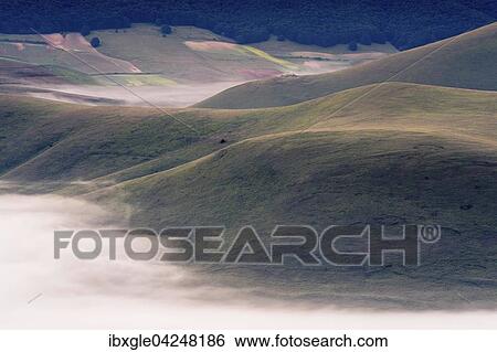 Berge mit Nebel, Nationalpark Monti Sibillini, Castelluccio di Norcia, Umbrien, Italien, Europa View Large Photo Image Stock Photograph - Berge mit Nebel, Nationalpark Monti Sibillini, Castelluccio di Norcia, Umbrien, Italien, Europa. Fotosearch