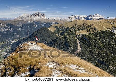 Bergsteiger auf dem Gipfel der Cima Dodici, Sas da le Doudesh im Val San Nicolo im Fassatal, hinten der Langkofel und der Plattkofel und die Sellagruppe, unten das Fassatal, Dolomiten, Trentino, Pozza di Fassa, Trentino-Alto Adige, Italien, Europa View Large Photo Image Stock Image - Bergsteiger auf dem Gipfel der Cima Dodici, Sas da le Doudesh im Val San Nicolo im Fassatal, hinten der Langkofel und der Plattkofel und die Sellagruppe, unten das Fassatal, Dolomiten, Trentino, Pozza di Fassa, Trentino-Alto Adige, Italien, Europa. Fotosearch