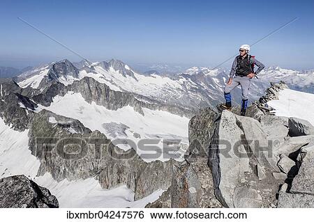 Bergsteiger auf dem Gipfel des Schwarzenstein, hinten der Turnerkamp und Grosse Moseler, Zillertaler Alpen, Sudtirol, Trentino-Sudtirol, Italien, Europa View Large Photo Image Stock Photograph - Bergsteiger auf dem Gipfel des Schwarzenstein, hinten der Turnerkamp und Grosse Moseler, Zillertaler Alpen, Sudtirol, Trentino-Sudtirol, Italien, Europa. Fotosearch
