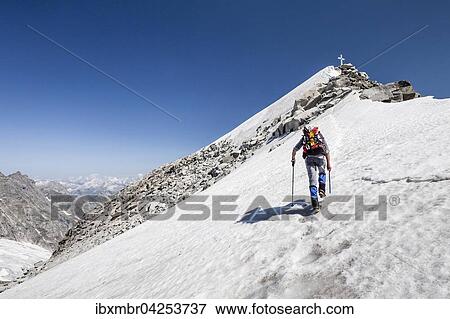 Bergsteiger beim Aufstieg auf die Westliche Floitenspitz, hier auf dem Gipfelgrat, hinten Gipfel der Westlichen Floitenspitz, Ahrntal, Zillertaler Alpen, Sudtirol, Trentino-Sudtirol, Alpen, Italien, Europa View Large Photo Image Stock Photo - Bergsteiger beim Aufstieg auf die Westliche Floitenspitz, hier auf dem Gipfelgrat, hinten Gipfel der Westlichen Floitenspitz, Ahrntal, Zillertaler Alpen, Sudtirol, Trentino-Sudtirol, Alpen, Italien, Europa. Fotosearch