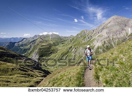 Bergsteiger beim Aufstieg auf die Wurmaulspitz, hinten die Wilde Kreuzspitz, unten das Valsertal, Pfunderer Berge, Eisacktal, Sudtirol, Trentino-Sudtirol, Alpen, Italien, Europa View Large Photo Image Stock Photo - Bergsteiger beim Aufstieg auf die Wurmaulspitz, hinten die Wilde Kreuzspitz, unten das Valsertal, Pfunderer Berge, Eisacktal, Sudtirol, Trentino-Sudtirol, Alpen, Italien, Europa. Fotosearch