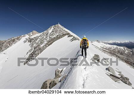 Bergsteiger beim Aufstieg zum Hohen Weisszint, hier am Gipfelgrat, hinten der Gipfel mit Kreuz, Alpenhauptkamm, Zillertaler Alpen, Lappach, Muhlwaldertal, Tauferer Ahrntal, Pustertal, Sudtirol, Tirol, Trentino-Sudtirol, Italien, Europa View Large Photo Image Picture - Bergsteiger beim Aufstieg zum Hohen Weisszint, hier am Gipfelgrat, hinten der Gipfel mit Kreuz, Alpenhauptkamm, Zillertaler Alpen, Lappach, Muhlwaldertal, Tauferer Ahrntal, Pustertal, Sudtirol, Tirol, Trentino-Sudtirol, Italien, Europa. Fotosearch