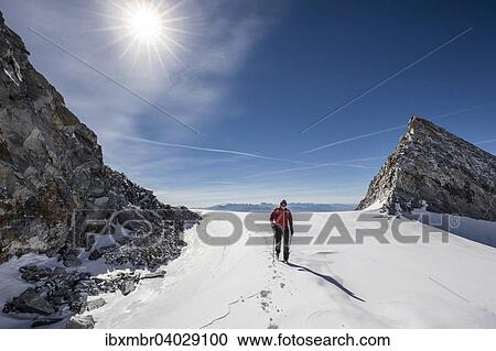 Stock Image - Bergsteiger beim Aufstieg zum Hohen Weisszint, hier am Weisszintferner und der Obere Weisszintscharte, Lappach, Muhlwaldertal, Tauferer Ahrntal, Pustertal, Sudtirol, Italien, Alpen, Finkenberg, Tirol, Osterreich, Europa. Fotosearch