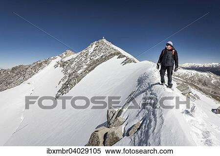 Bergsteiger beim Aufstieg zum Hohen Weisszint, hier am Gipfelgrat, hinten der Gipfel mit Kreuz, an der Landesgrenze, Zillertaler Alpen, Lappach, Muhlwaldertal, Tauferer Ahrntal, Pustertal, Sudtirol, Italien, Alpen, Finkenberg, Tirol, Osterreich, Europa View Large Photo Image Stock Photography - Bergsteiger beim Aufstieg zum Hohen Weisszint, hier am Gipfelgrat, hinten der Gipfel mit Kreuz, an der Landesgrenze, Zillertaler Alpen, Lappach, Muhlwaldertal, Tauferer Ahrntal, Pustertal, Sudtirol, Italien, Alpen, Finkenberg, Tirol, Osterreich, Europa. Fotosearch