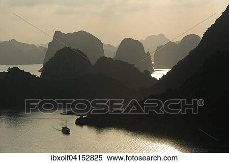 Boot bei Sonnenuntergang in der Halong Bucht oder Vinh Ha Long, Kalkstein-Felsen, UNESCO Weltnaturerbe, Golf von Tonkin, Nordvietnam, Vietnam, Asien View Large Photo Image Stock Photography - Boot bei Sonnenuntergang in der Halong Bucht oder Vinh Ha Long, Kalkstein-Felsen, UNESCO Weltnaturerbe, Golf von Tonkin, Nordvietnam, Vietnam, Asien. Fotosearch