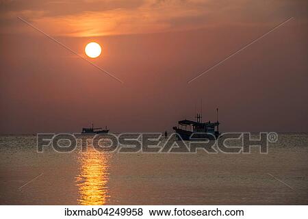 Stock Photo - Boote im Meer bei Sonnenuntergang, Insel Koh Tao, Sudchinesisches Meer, Golf von Thailand, Thailand, Asien. Fotosearch