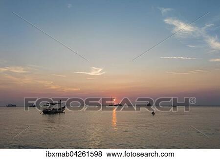 Boote im Meer bei Sonnenuntergang, Insel Koh Tao, Golf von Thailand, Thailand, Asien View Large Photo Image Stock Photo - Boote im Meer bei Sonnenuntergang, Insel Koh Tao, Golf von Thailand, Thailand, Asien. Fotosearch