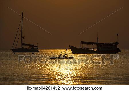 Boote und zwei Paddler im Meer bei Sonnenuntergang, Insel Koh Tao, Golf von Thailand, Thailand, Asien View Large Photo Image Stock Image - Boote und zwei Paddler im Meer bei Sonnenuntergang, Insel Koh Tao, Golf von Thailand, Thailand, Asien. Fotosearch