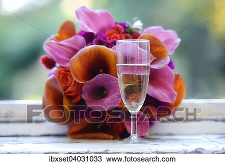 Brautstrauss und Sektglas View Large Photo Image Stock Image - Brautstrauss und Sektglas. Fotosearch