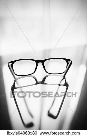 Brille auf Glastisch mit Spiegelung View Large Photo Image Stock Image - Brille auf Glastisch mit Spiegelung. Fotosearch