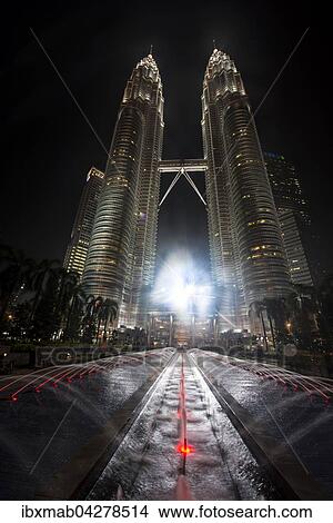 Brunnen vor den beleuchteten Petrona Towers bei Nacht, Kuala Lumpur, Malaysia, Asien View Large Photo Image Picture - Brunnen vor den beleuchteten Petrona Towers bei Nacht, Kuala Lumpur, Malaysia, Asien. Fotosearch