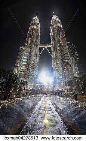 Stock Image - Brunnen vor den beleuchteten Petrona Towers bei Nacht, Kuala Lumpur, Malaysia, Asien. Fotosearch
