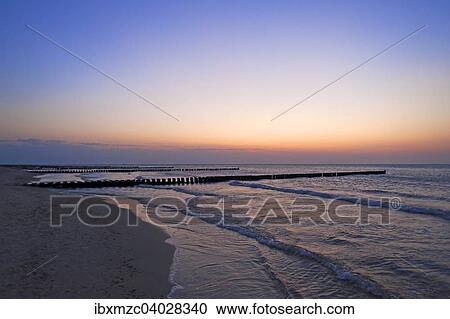 Stock Image - Buhnen als Kustenschutz am Ostseestrand mit Abendhimmel, Ahrenshoop, Darss, Fischland-Darss-Zingst, Mecklenburg-Vorpommern, Deutschland, Europa. Fotosearch