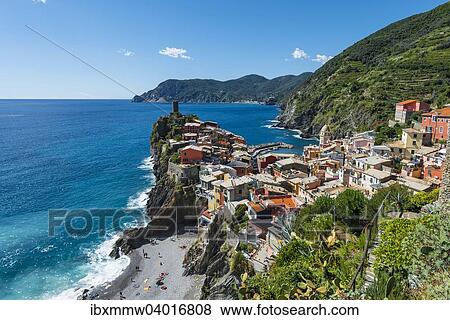 Stock Photo - Bunte Hauser an Steilkuste mit Strand, Ausblick auf Vernazza, La Spezia, Cinque Terre, Ligurien, Italien, Europa. Fotosearch