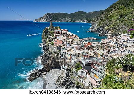 Stock Photograph - Bunte Hauser des Fischerdorfs Vernazza, UNESCO Weltkulturerbe, Nationalpark Cinque Terre, Rivera di Levante, Ligurien, Italien, Europa. Fotosearch