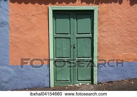 Stock Image - Bunte Hauswand mit Eingangstur in der Altstadt von Los Llanos, La Palma, Kanarische Inseln, Spanien, Europa. Fotosearch