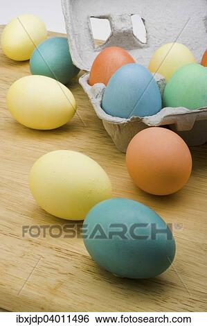 Bunte Ostereier trocknen auf Kuchenpapier View Large Photo Image Stock Photograph - Bunte Ostereier trocknen auf Kuchenpapier. Fotosearch