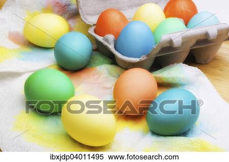 Bunte Ostereier trocknen auf Kuchenpapier View Large Photo Image Stock Photography - Bunte Ostereier trocknen auf Kuchenpapier. Fotosearch