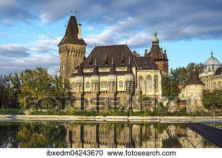 Burg Vajdahunyad, Budapest, Ungarn, Europa View Large Photo Image Stock Image - Burg Vajdahunyad, Budapest, Ungarn, Europa. Fotosearch