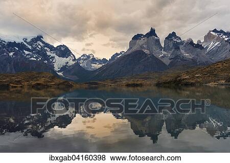 Stock Photo - Cuernos del Paine spiegeln sich im Lago Pehoe, Nationalpark Torres del Paine, Patagonien, Chile, Sudamerika. Fotosearch