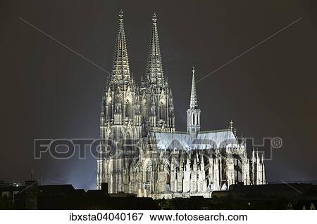 Stock Photo - Der angestrahlte Kolner Dom bei Nacht, Deutz, Koln, Nordrhein-Westfalen, Deutschland, Europa. Fotosearch