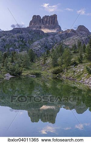 Der Monte Averau bei Sonnenaufgang spiegelt sich im Limedes-See, Falzarego-Pass, Dolomiten, Venetien, Italien, Europa View Large Photo Image Stock Photography - Der Monte Averau bei Sonnenaufgang spiegelt sich im Limedes-See, Falzarego-Pass, Dolomiten, Venetien, Italien, Europa. Fotosearch