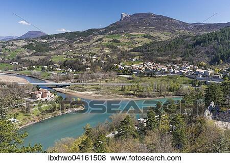 Der Wildwasserfluss Buech mundet als rechter Nebenfluss in die Durance, hinten Ortsteil Faubourg de la Baume und Berg Montagne de Gache mit Felssporn, Sisteron, Provence-Alpes-Cote d'Azur, Frankreich, Europa View Large Photo Image Stock Photo - Der Wildwasserfluss Buech mundet als rechter Nebenfluss in die Durance, hinten Ortsteil Faubourg de la Baume und Berg Montagne de Gache mit Felssporn, Sisteron, Provence-Alpes-Cote d'Azur, Frankreich, Europa. Fotosearch