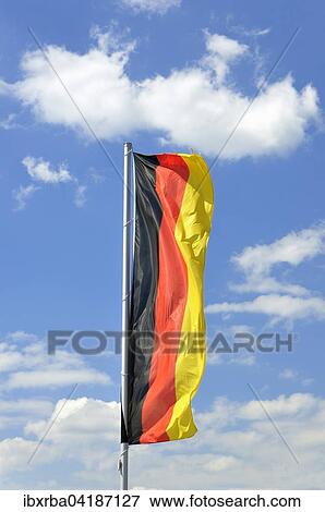 Stock Photo - Deutsche Nationalflagge, hochkant, vor Wolkenhimmel, Baden-Wurttemberg, Deutschland, Europa. Fotosearch